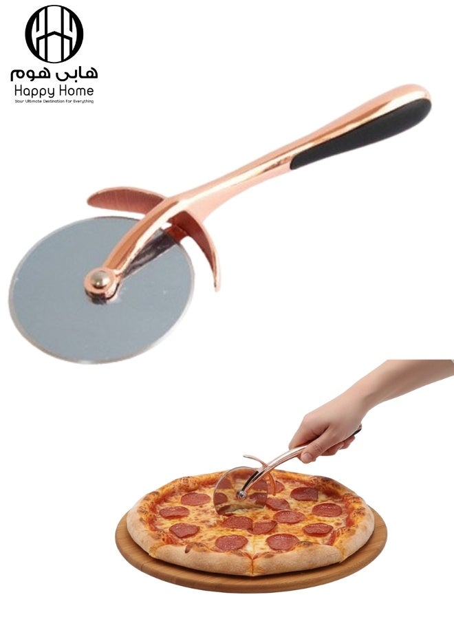 هابي هوم قطاعة بيتزا نحاسية بشفرة حادة للتقطيع السريع والدقيق – قطاعه بيتزا قوية بمقبض مريح وثابت، أداة مطبخ متينة لتقطيع البيتزا، الفطائر والمعجنات، تصميم أنيق للاستخدام المنزلي والاحترافي - Image 1